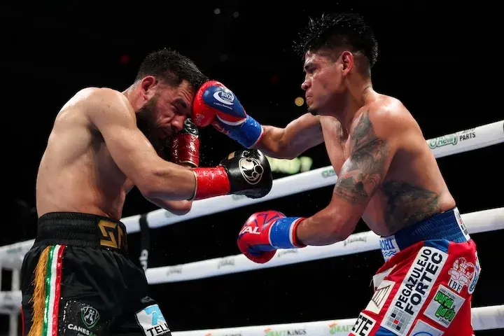 Emanuel Navarrete (right) lands a punch on Eduardo Nunez. (February 28, 2026)