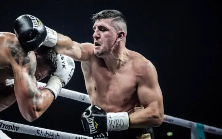 Marco Huck ended a 19-month layoff Saturday in Halle, Germany, with a 10-round unanimous decision win over Vaclac Pejsar.