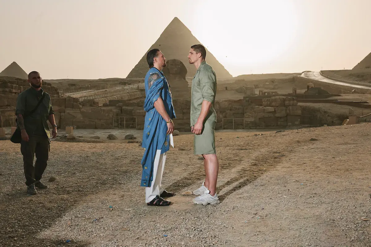 Oleksandr Usyk looks up to Rico Verhoeven in Egypt on May 19, 2026