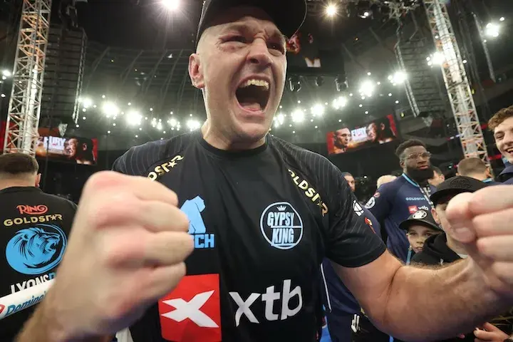 Tyson Fury celebrates his win over Arslanbek Makhmudov in Tottenham, England. (April 11, 2026)