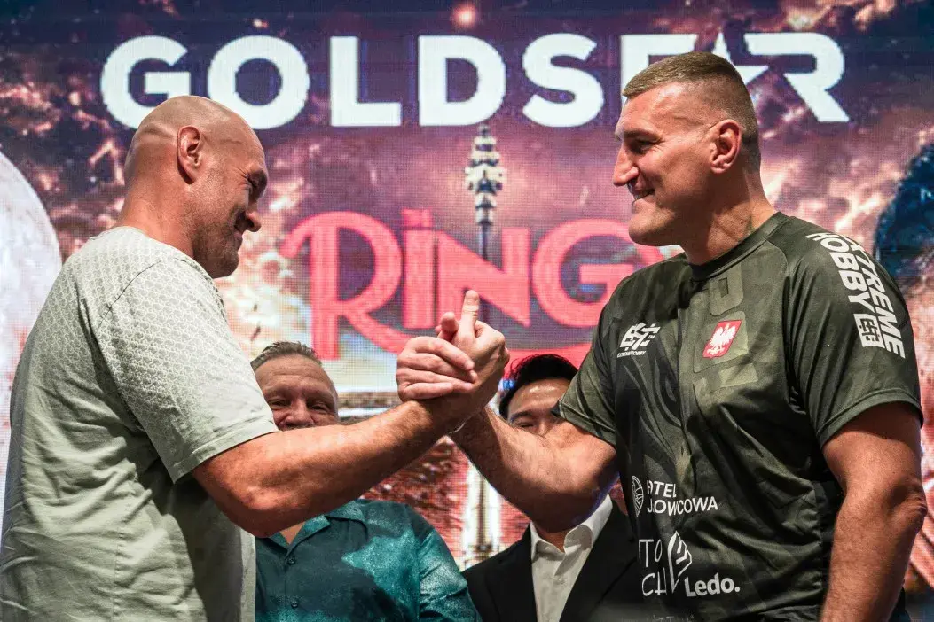 Tyson Fury and Mariusz Wach share a handshake on July 22, 2026