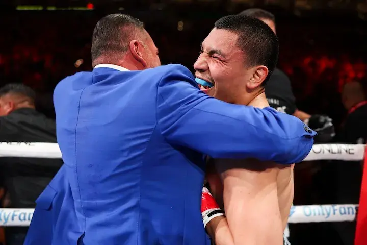 De La Hoya and Ortiz share a happier moment