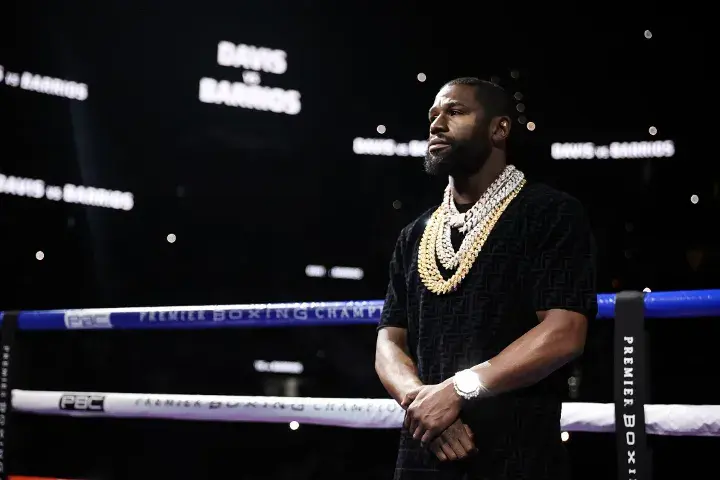 Floyd Mayweather shows off his wealth ahead of the Gervonta Davis-Mario Barrios matchup in 2021