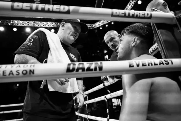 Ricky Hatton speaks to John Hedges in the corner