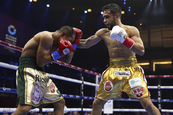 Hugely impressive Oscar Collazo dissects Thammanoon Niyomtrong to unify titles