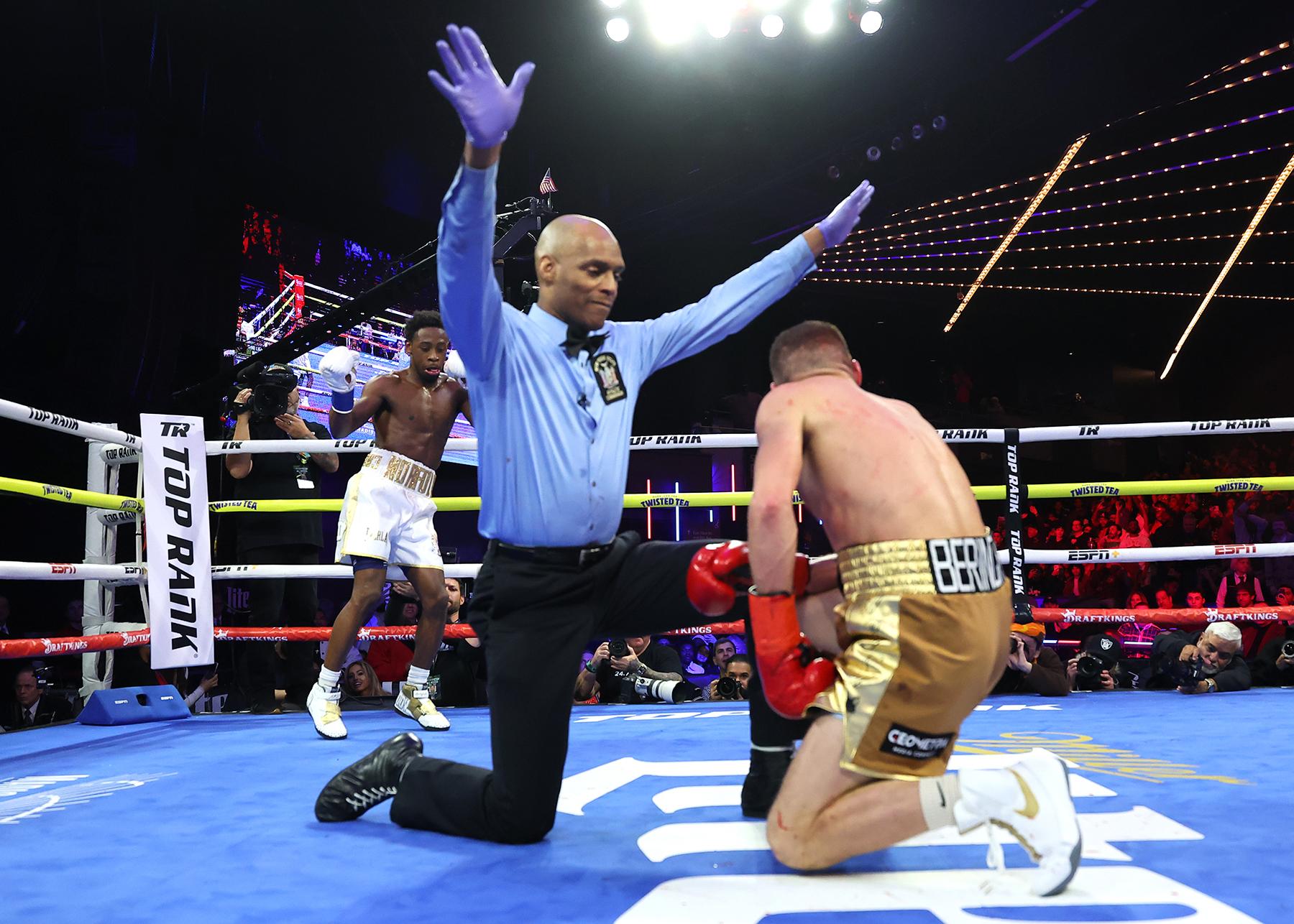 Denys Berinchyk vs Keyshawn Davis knockdown 