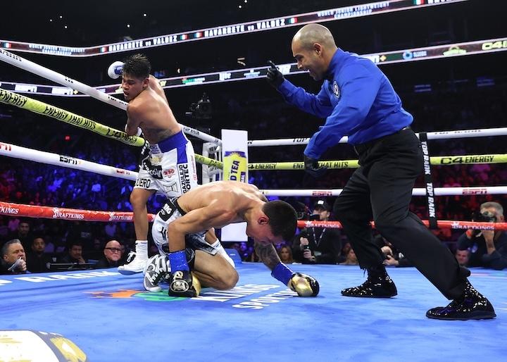 Emanuel Navarrete finishes off Oscar Valdez faster this time