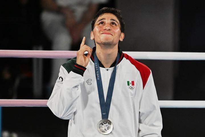 Mexico’s Marco Verde, a 2024 Olympic silver medalist, turns pro
