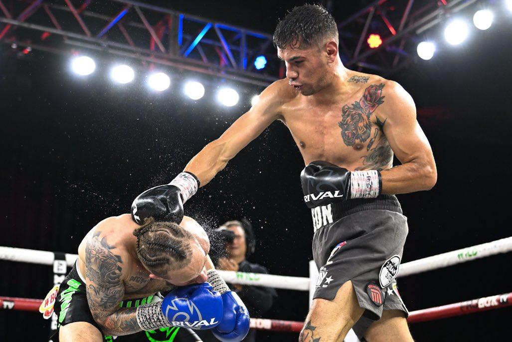 Antonio Moran (R) lands a right on Mykquan Williams (L).