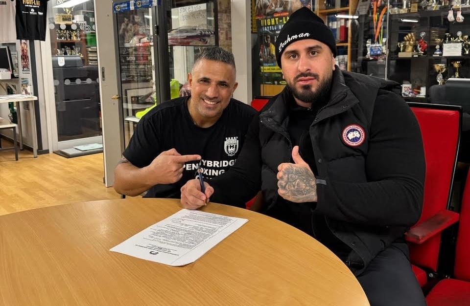 Kamran Kabinejad and Pezhman Seifkani signing the contract for the EBU Silver title fight