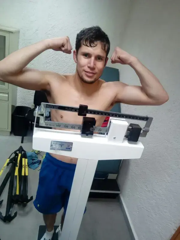 30 Day Weights: Cuadras 124.4-Pounds, Estrada 125.4-Pounds