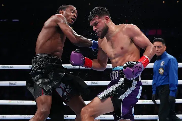 Abel Ramos (right) lands a body shot on Tahmir Smalls. (February 28, 2026)