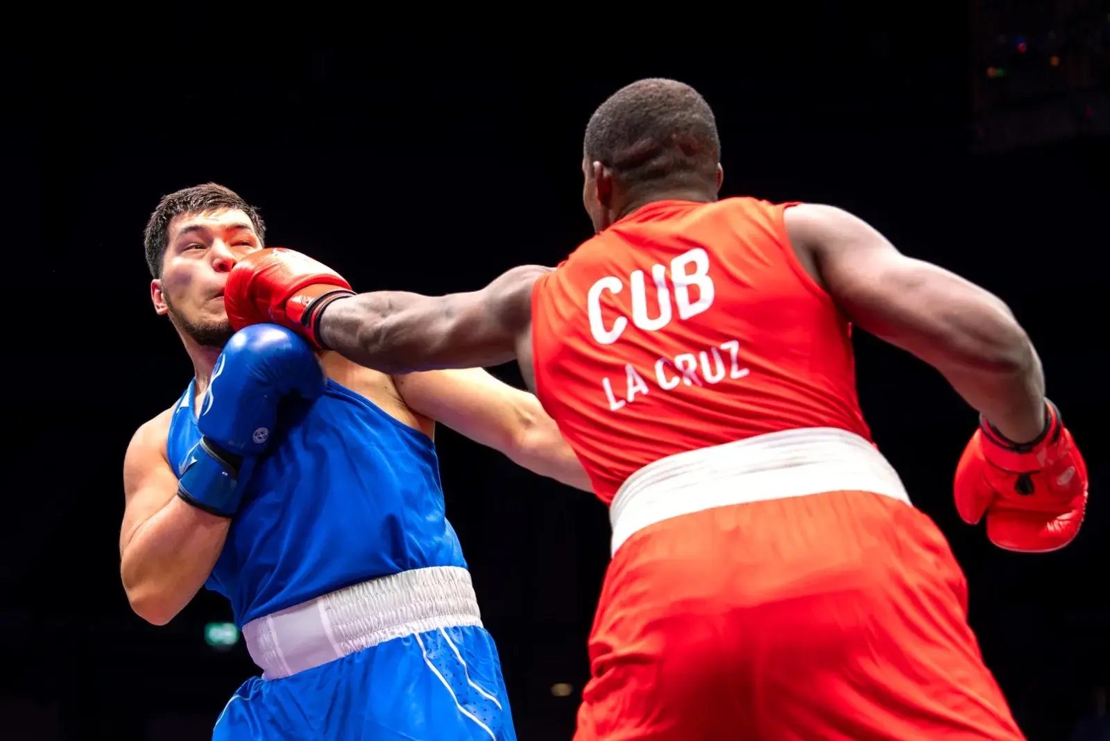 Aibek Oralbay (blue) and Julio Cesar La Cruz box at the 2025 World Championships