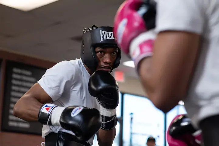Alberto Puello, who will challenge junior welterweight titleholder Dalton Smith on June 6 in Sheffield, England, says he is lifted by his surroundings at Dauntless Boxing in Las Vegas.