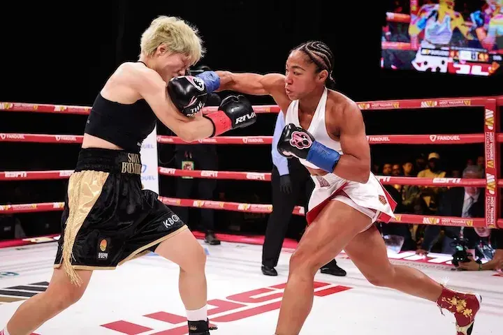 Alycia Baumgardner (right) defended her unified junior lightweight titles with a unanimous decision over Bo Mi Re Shin on Saturday at The Theater at Madison Square Garden in New York City. (April 17, 2026)