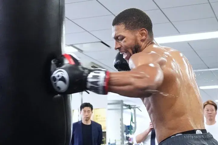 Brian Norman Jnr hits the heavy bag at an open workout ahead of his knockout win over Jin Sasaki in Japan in June 2025.