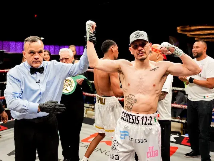 Bryan Flores celebrates his victory over Starling Castillo on January 30, 2026