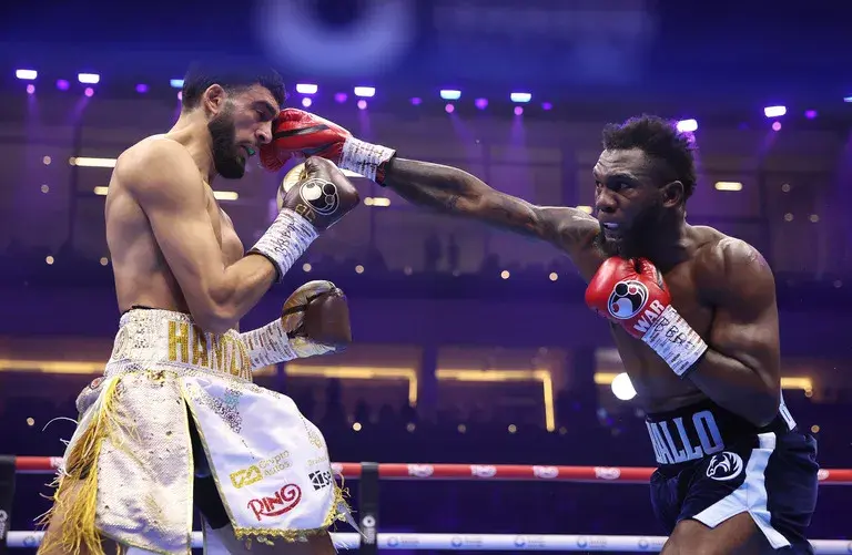 Carlos Adames scores with a right hand during his February 2025 draw with Hamzah Sheeraz