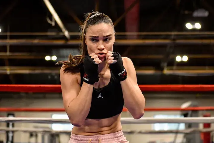 Caroline Veyre counting on her full experience vs. Delfine Persoon