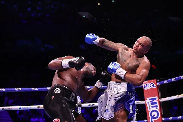 Daniel Dubois (left) lands a blow on Fabio Wardley. (May 9, 2026)