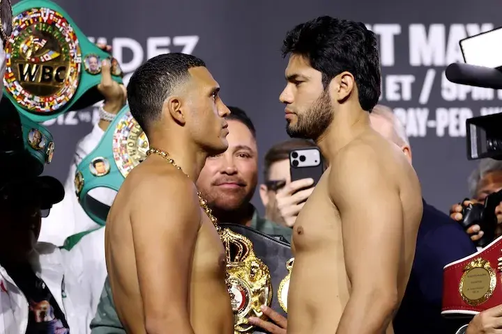David Benavidez (left) and Gilberto "Zurdo" Ramirez face off at the weigh-in. (May 1, 2026)