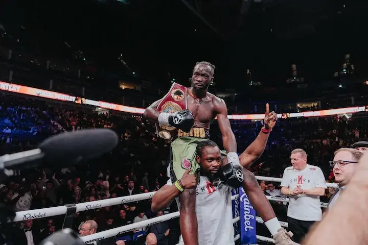 Denzel Bentley celebrates his victory over Endry Saavedra during their heavyweight battle Saturday at London's 02 Arena. (April 4, 2026)