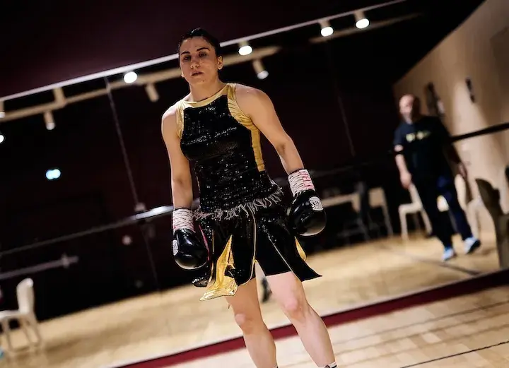 Elif Nur Turhan stands ready before walking to the ring for her boxing match with Beatriz Ferreira on December 6, 2025.