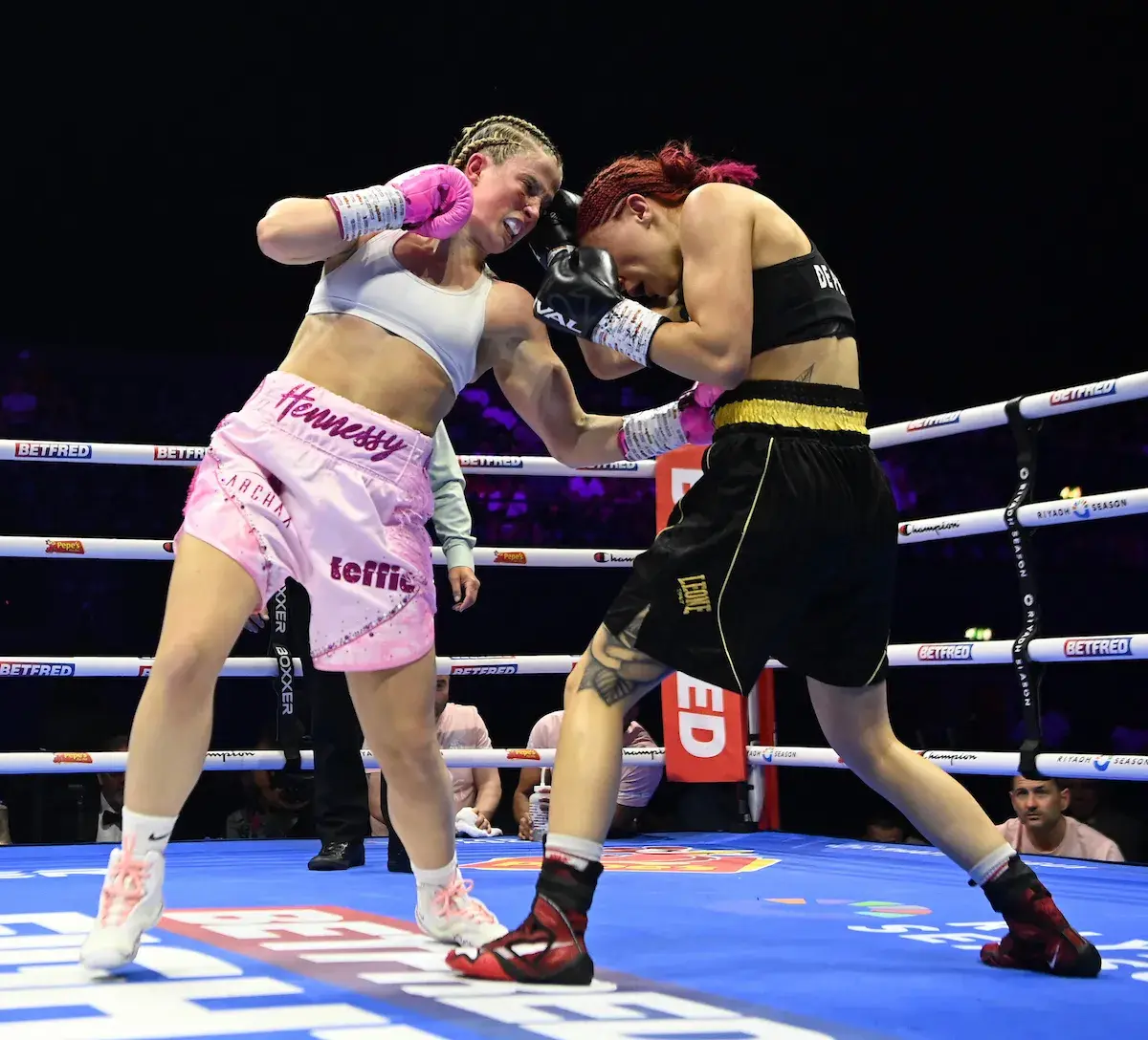 Fran Hennessy works the body of Aurora De Persio