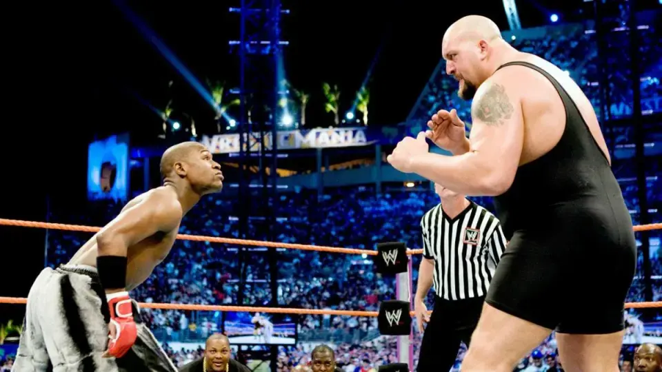 Floyd Mayweather looks up at 'Big Show' at WrestleMania XXIV on March 30, 2008