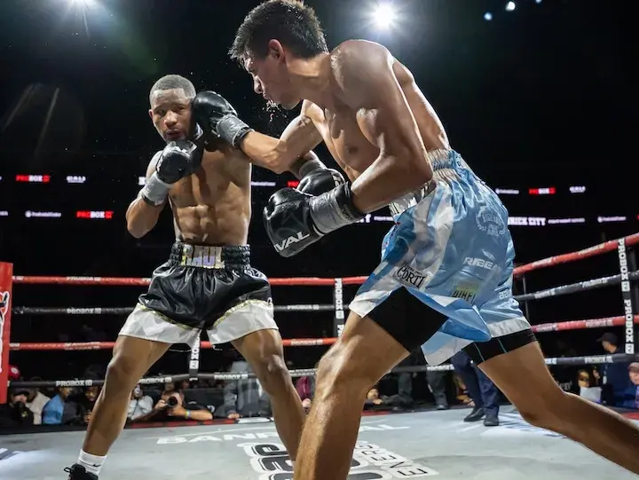 Francisco Daniel Veron (right) lands a punch on Raul Garcia at the Prudential Center in Newark, New Jersey. (April 10, 2026)