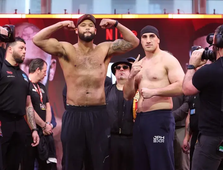 Frazer Clarke (left) and Justis Huni pose at the weigh-in. (April 10, 2026)
