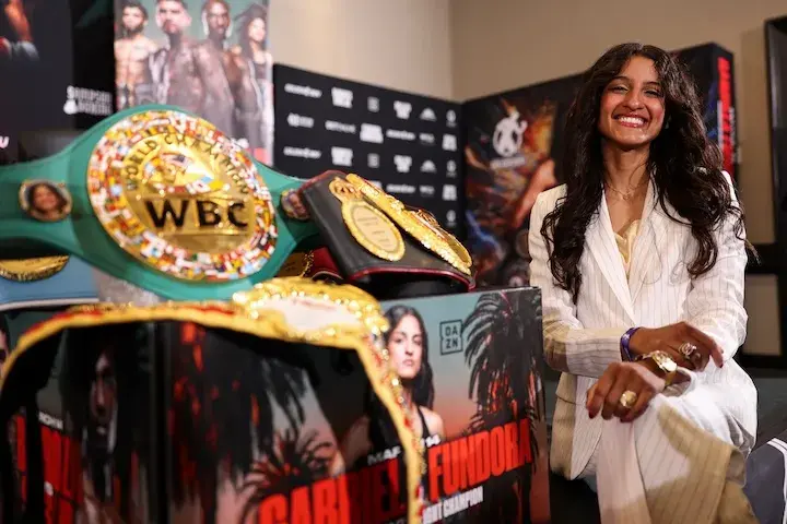 Gabriela Fundora poses with her titles at a press conference. (March 12, 2026)