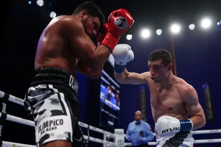 Israel Madrimov (right) takes aim at Luis Salazar on January 24, 2026