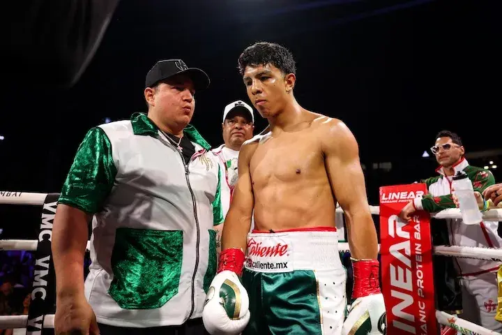 Jaime Munguia (right) with his trainer Eddy Reynoso before his title fight against Armando Resendiz. (May 2, 2026)