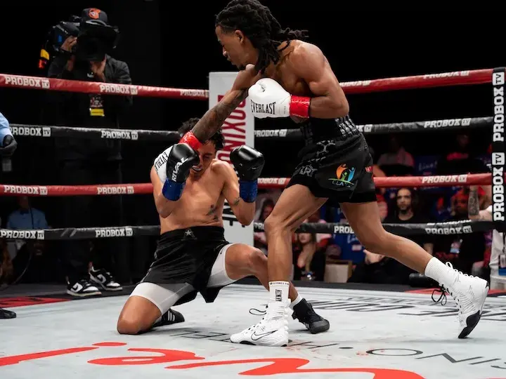 Jordan Roach (right) drops Holman Matamoros. (May 1, 2026)