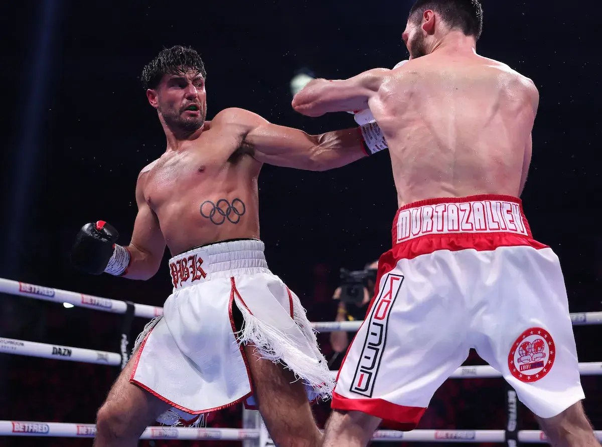 Josh Kelly catches Bakhram Murtazaliev on the way in