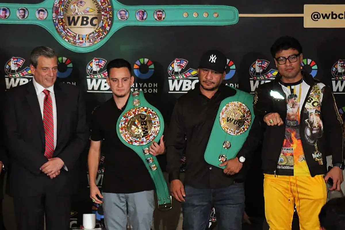 Lester Martinez honored with ring at WBC Martes de Cafe
