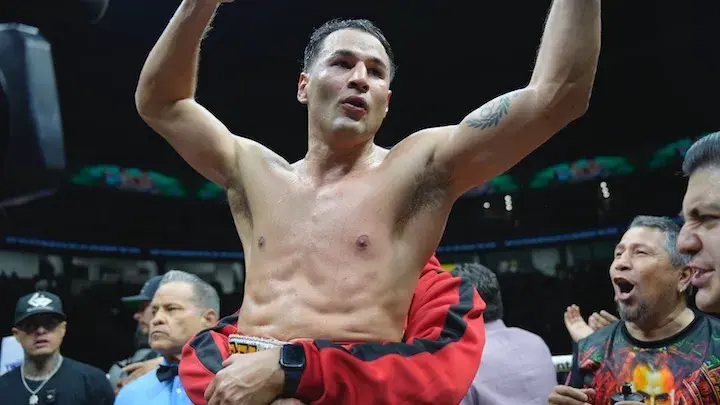 Lindolfo Delgado celebrates his split-decision victory over Gabriel Valenzuela in November 2025