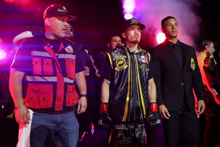 Manuel Flores takes measure of Jorge Chavez, fights to a draw