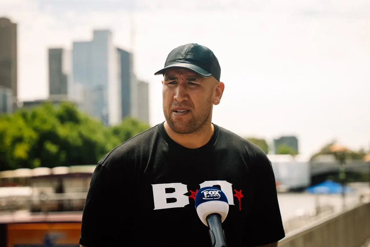 Heavyweight prospect Nelson Asofa-Solomona, a former rugby player, speaks at a microphone.