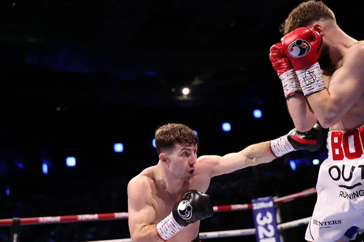 Pierce O'Leary puts Maxi Hughes under pressure