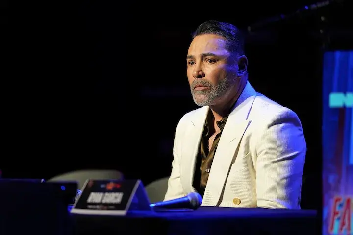 Oscar De La Hoya lets opinions fly before Times Square punches let loose