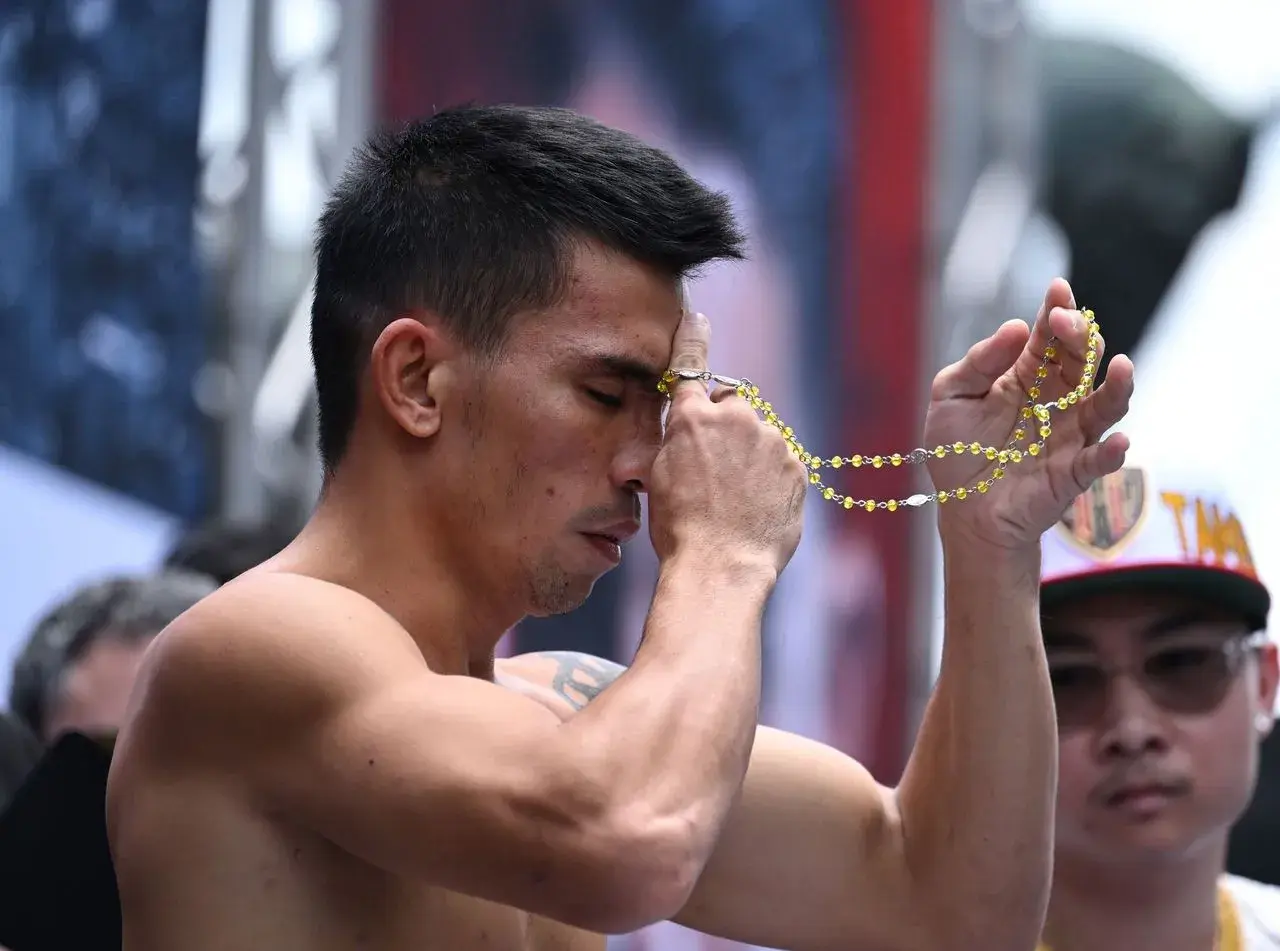 Rodex Piala prays at the weigh-in on January 15, 2026, for his fight with Liam Wilson.