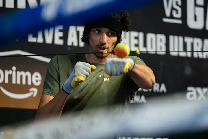 Sebastian Fundora training for Keith Thurman. (March 3, 2026)