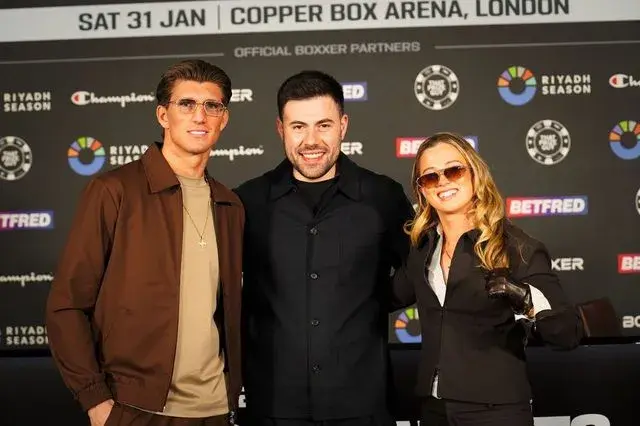 Promoter Ben Shalom, flanked by Kraus and Hennessy