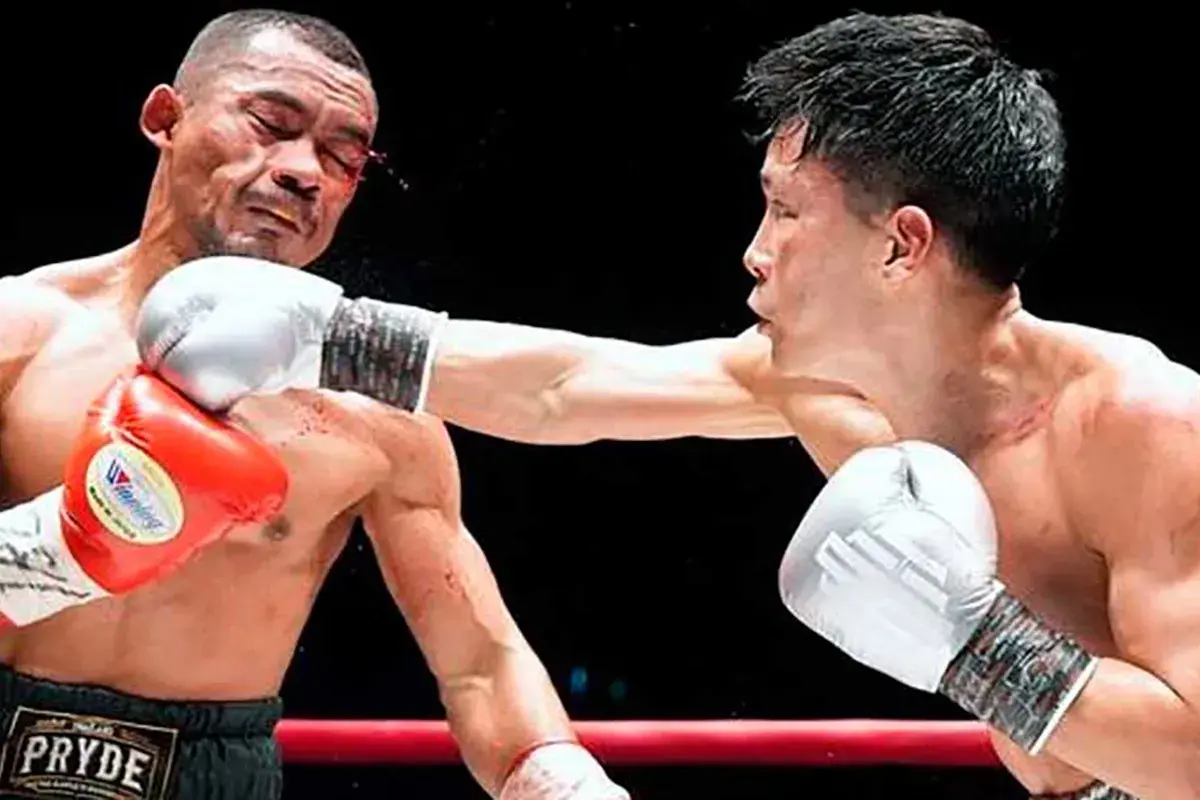 Shokichi Iwata (right) lands a right hook on Thammanoon Niyomtrong en route to winning the WBC 108lbs title in Yokohama, Japan. (March 15, 2026)
