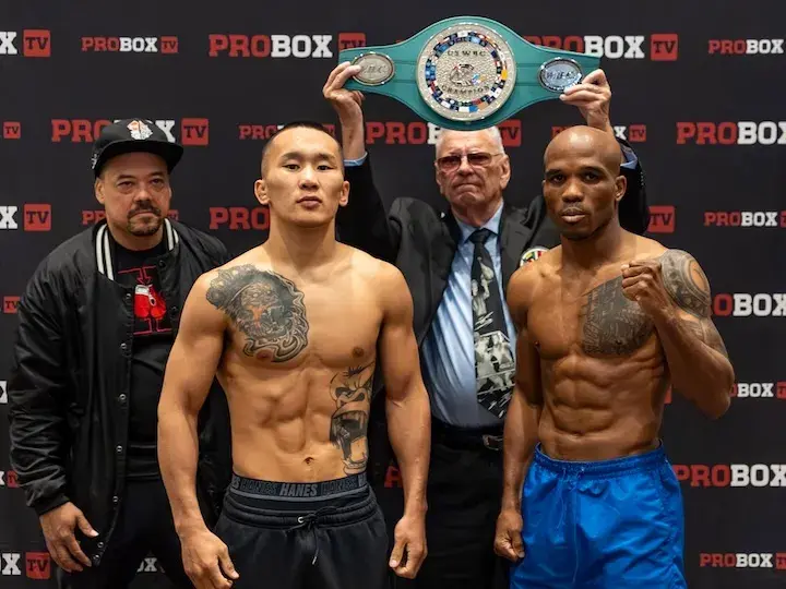Tsendbaatar Erdenebat and Cobia Breedy pose after making weight. (April 30, 2026)