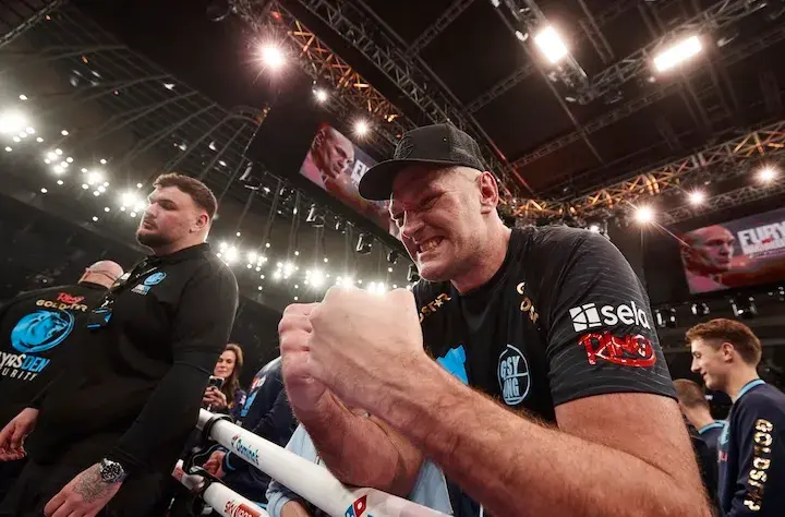 Tyson Fury celebrates his win over Arslanbek Makhmudov in Tottenham, England. (April 11, 2026)