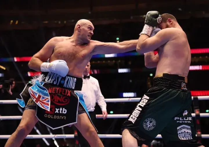 Tyson Fury (left) lands a punch on Arslanbek Makhmudov in Tottenham, England. (April 11, 2026)