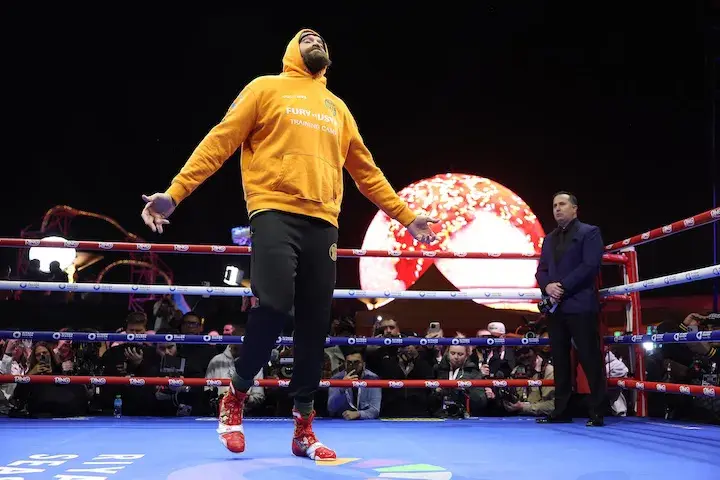 Tyson Fury eases into a public workout in December 2024